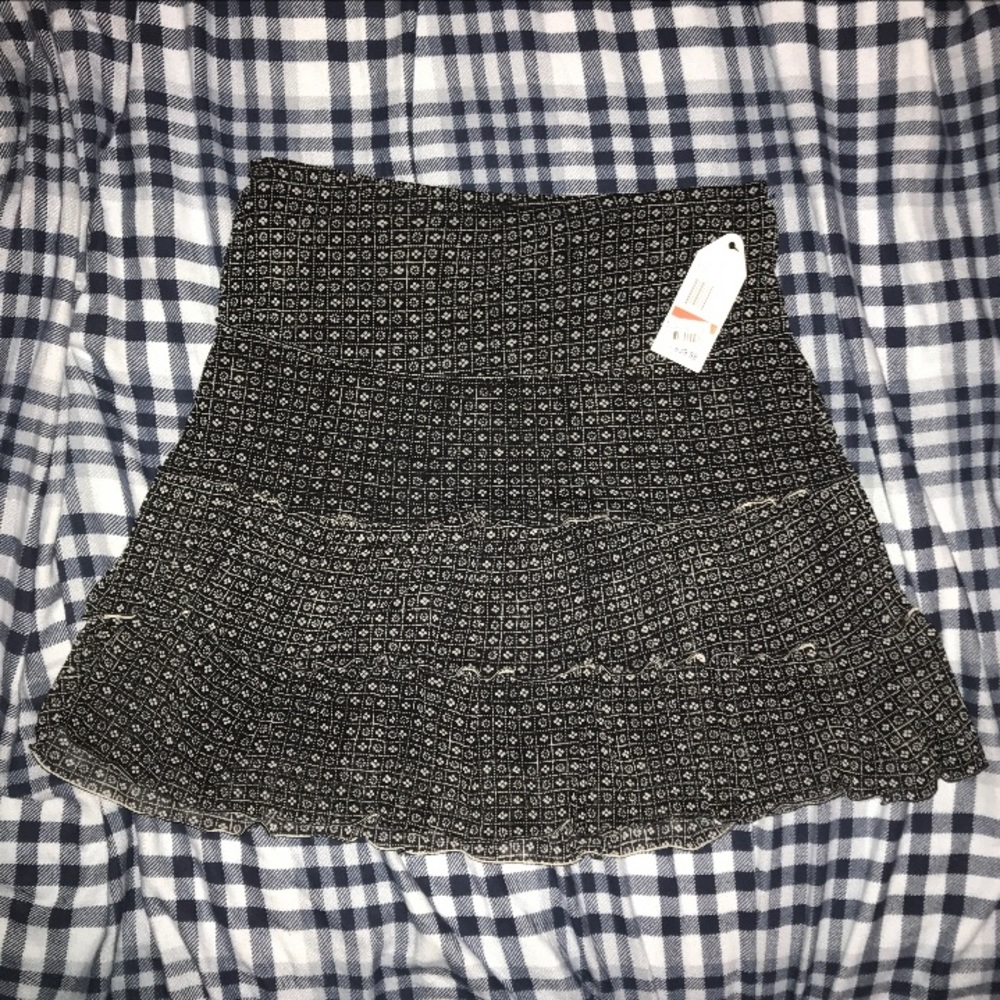 NWT MACYS BLACK AND WHITE FLORAL SKIRT